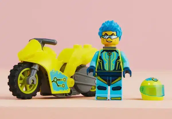 Cyber-Stunt-Bike-LEGO-60358-2