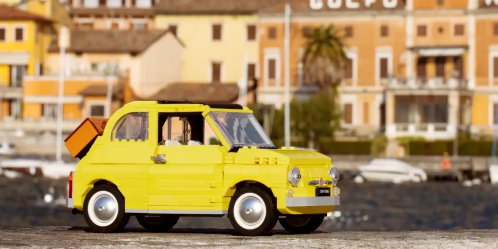 Fiat 500 LEGO davanti a una città di mare